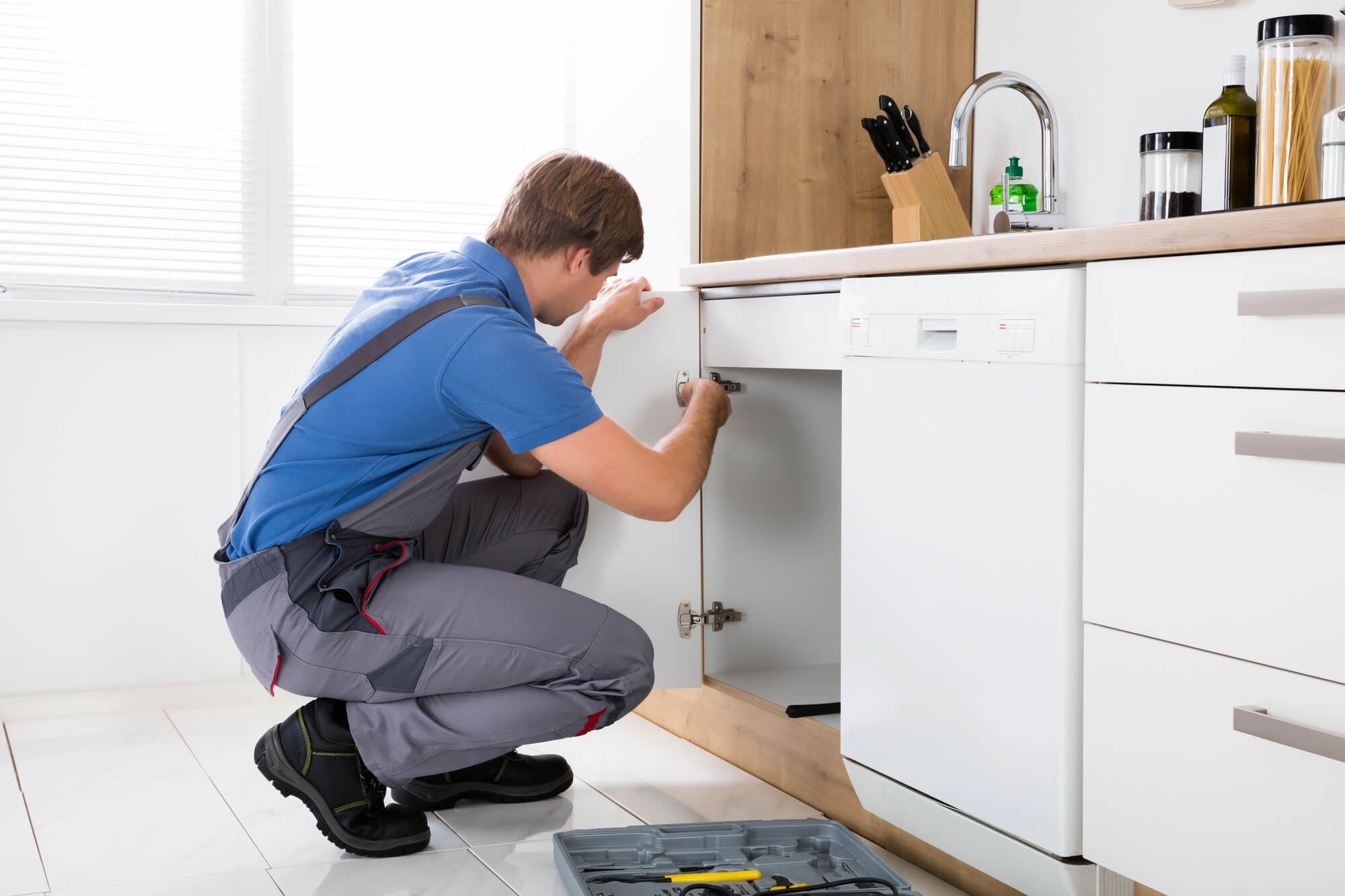 Küchenmontage mit sorgfältigem Aufbau von Schränken und Arbeitsplatten 