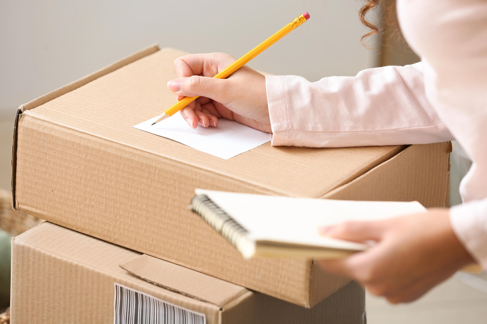 Sorgfältig verpackte Möbel und Umzugskartons in einem Wiesbadener Zuhause Privatumzug
