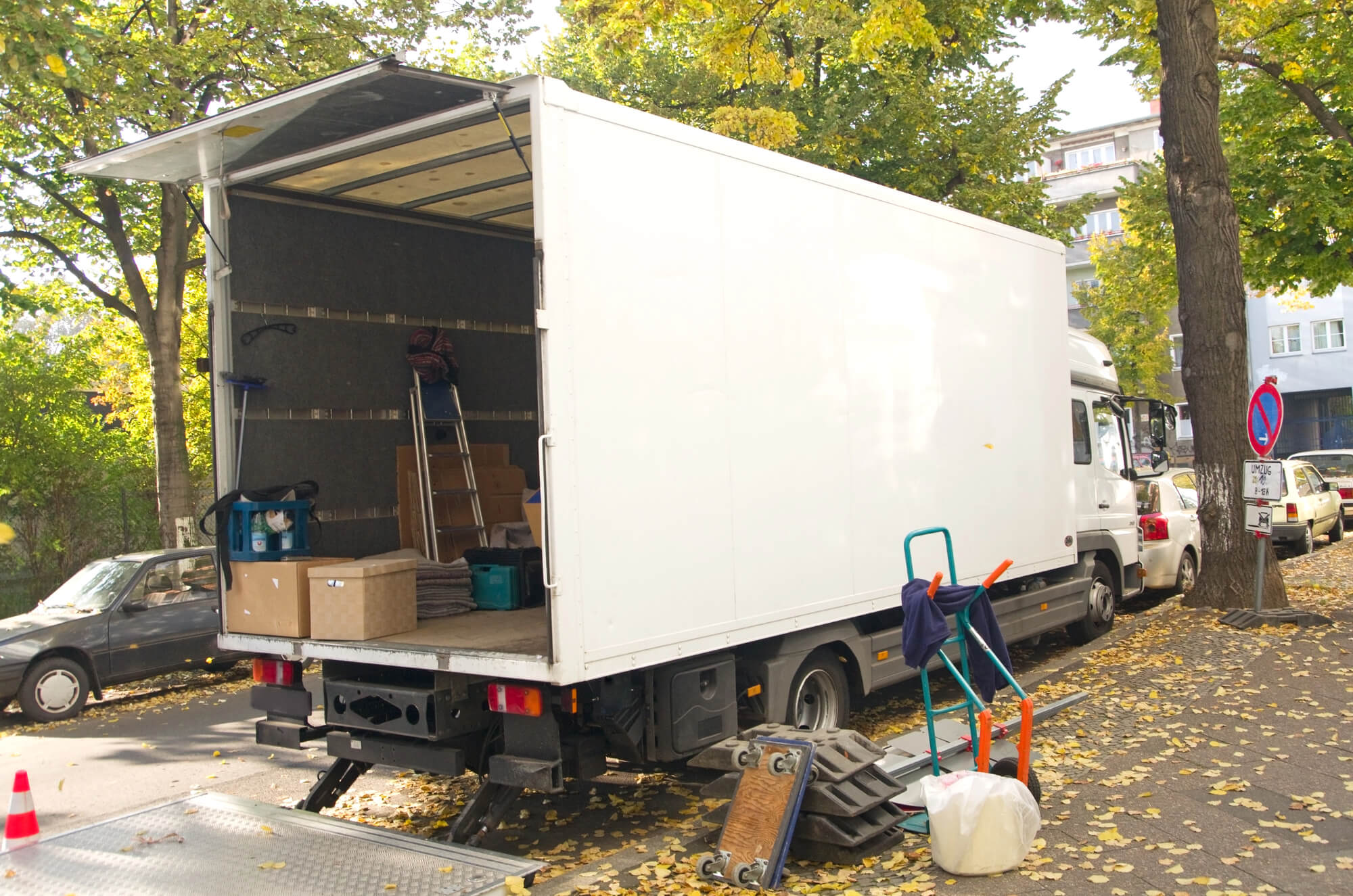 Möbeltransport in Wiesbaden mit sorgfältig gesicherten Möbelstücken