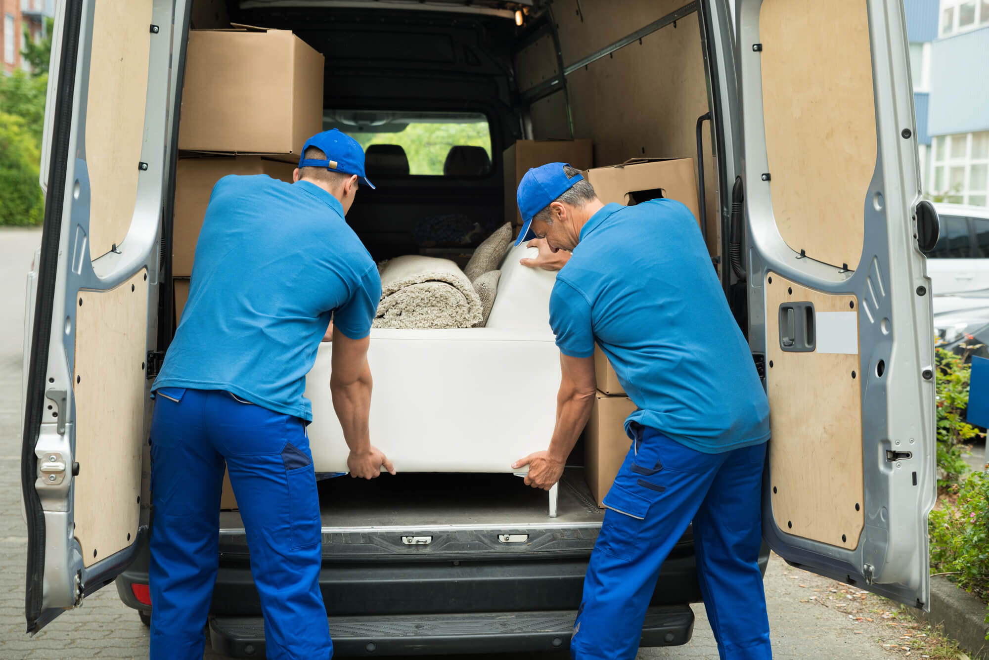 Möbeltransport in Wiesbaden mit sorgfältig gesicherten Möbelstücken